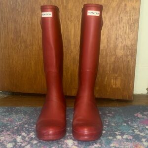 Hunter knee high boots in deep red. Women’s size 10. Matte finish.